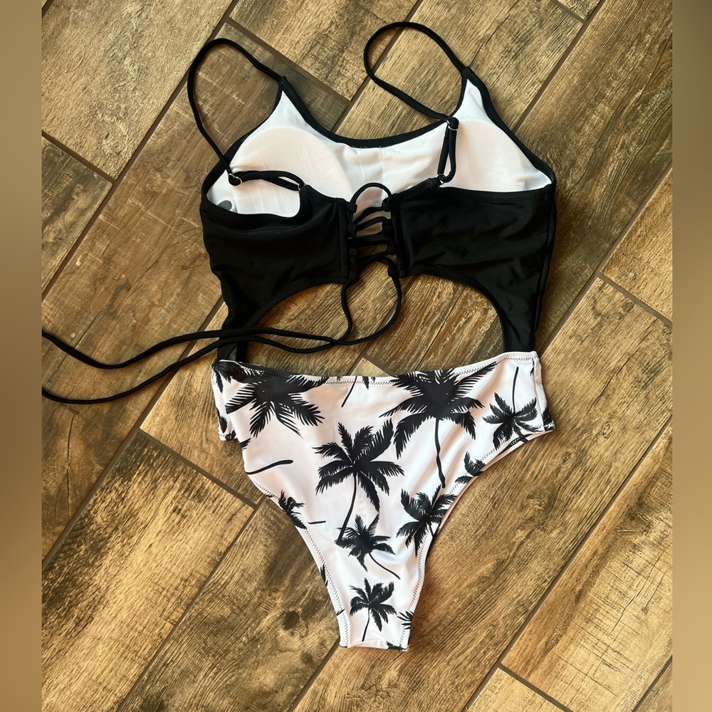 Swimsuit - Picture 4 of 6